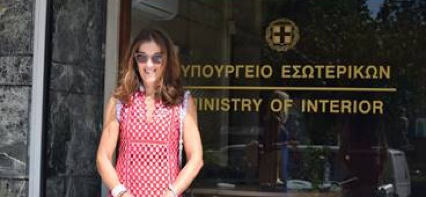 Η ορκωμοσία της Βικτόρια Χίσλοπ: Από χθες και επίσημα Ελληνίδα