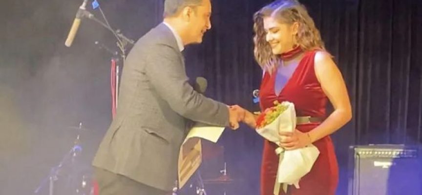 Μουσικός Διαγωνισμός Γ.Ε.Α.: Ο Δήμαρχος Αγρινίου απονέμει το 2o βραβείο στην Κλεοπάτρα Στούμπου
